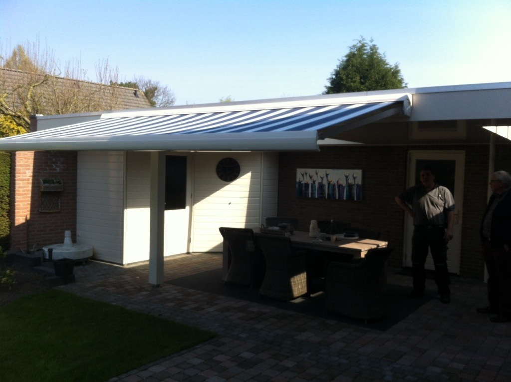 Knikarmscherm aan een overkapping te Bemmel Knikarmscherm aan een overkapping geplaatst zonwering Bemmel