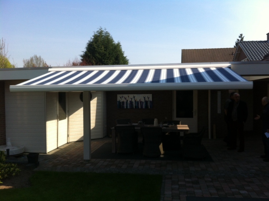Knikarmscherm aan een overkapping geplaatst zonwering Bemmel