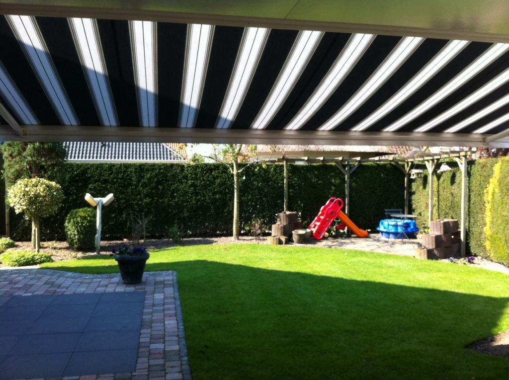 Knikarmscherm aan een overkapping geplaatst zonwering Bemmel