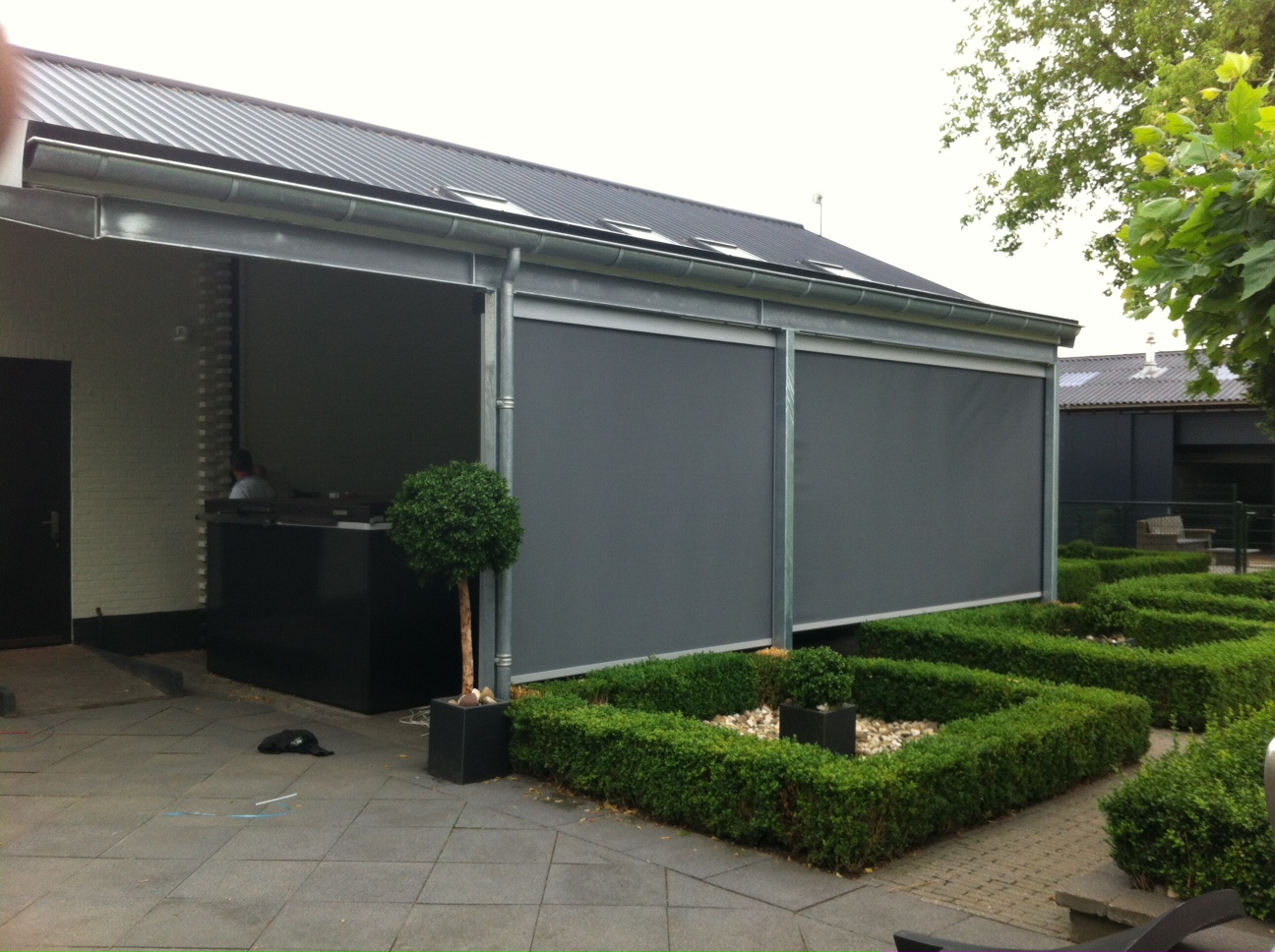 Ritsscreens geplaatst voor het zwembad, de jacuzzi en de buitenkantine in de Overbetuwe