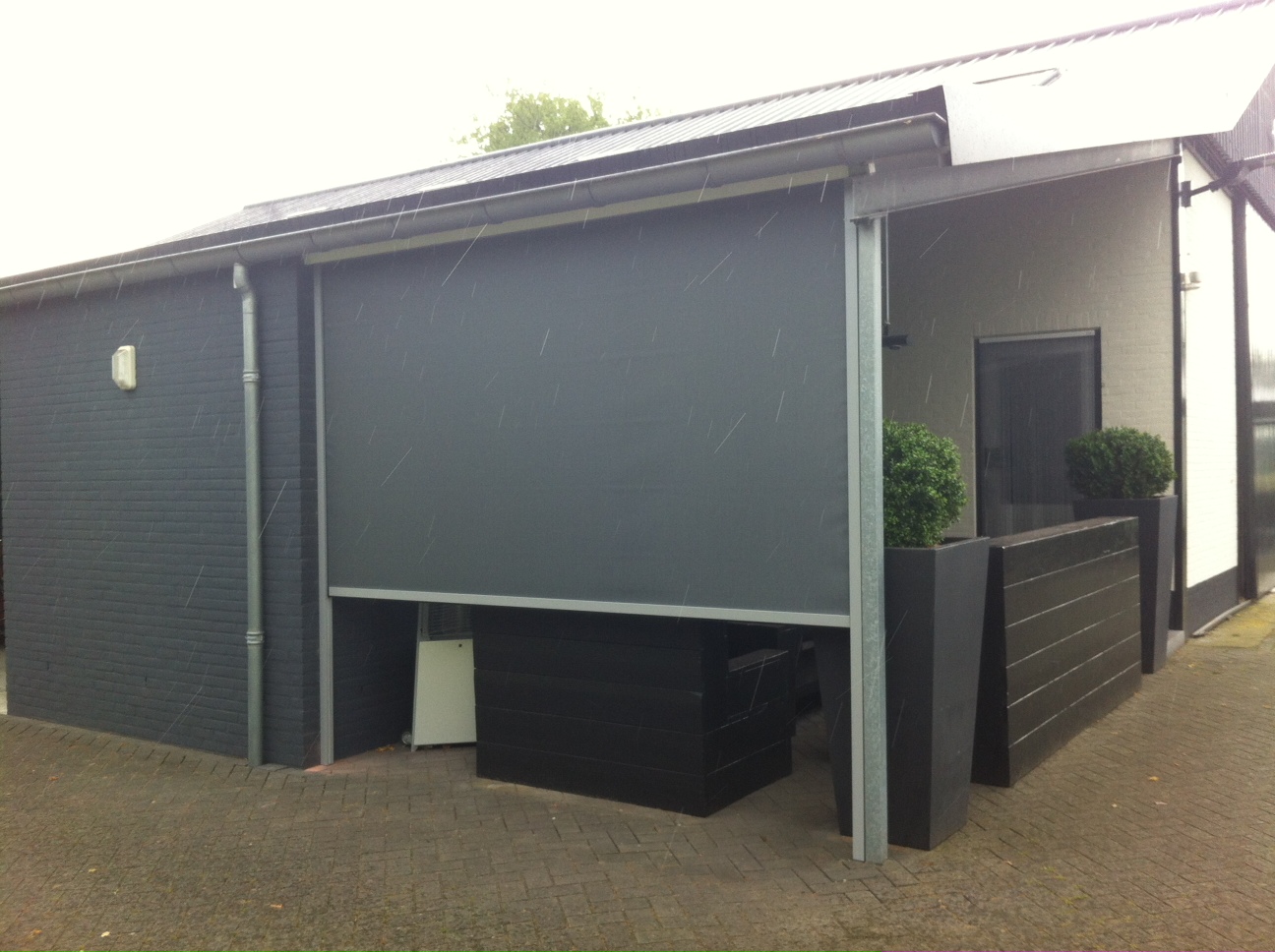 Ritsscreens geplaatst voor het zwembad, de jacuzzi en de buitenkantine in de Overbetuwe