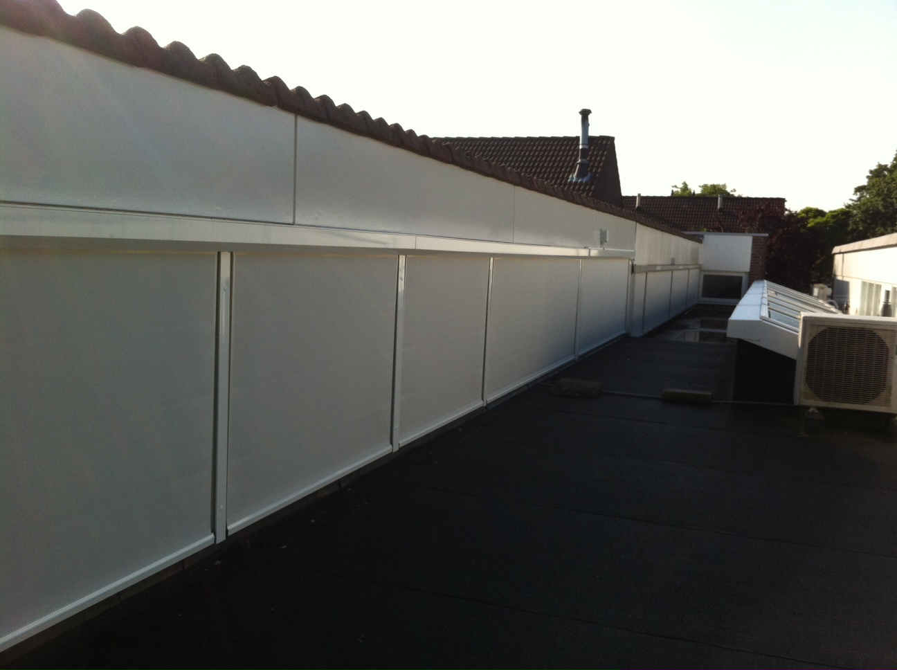 Screens geplaatst op de nieuwe uitbouw van het fysiocentrum te Duiven