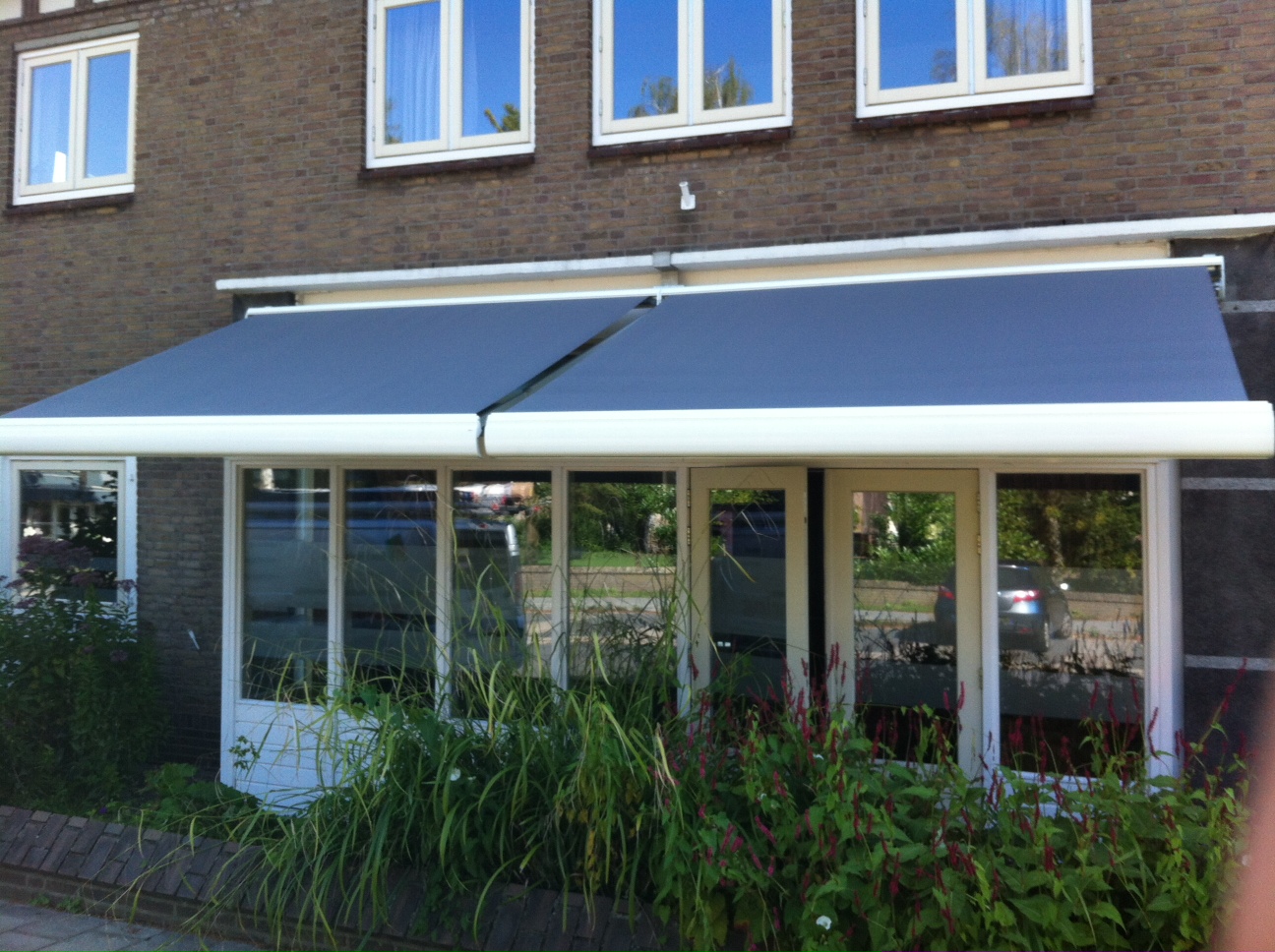 2 terrasschermen in Doornenburg boven een uitbouw 2